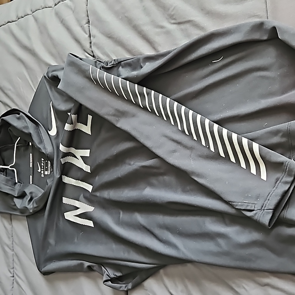 Mens med Nike dri-fit lightweight pull over